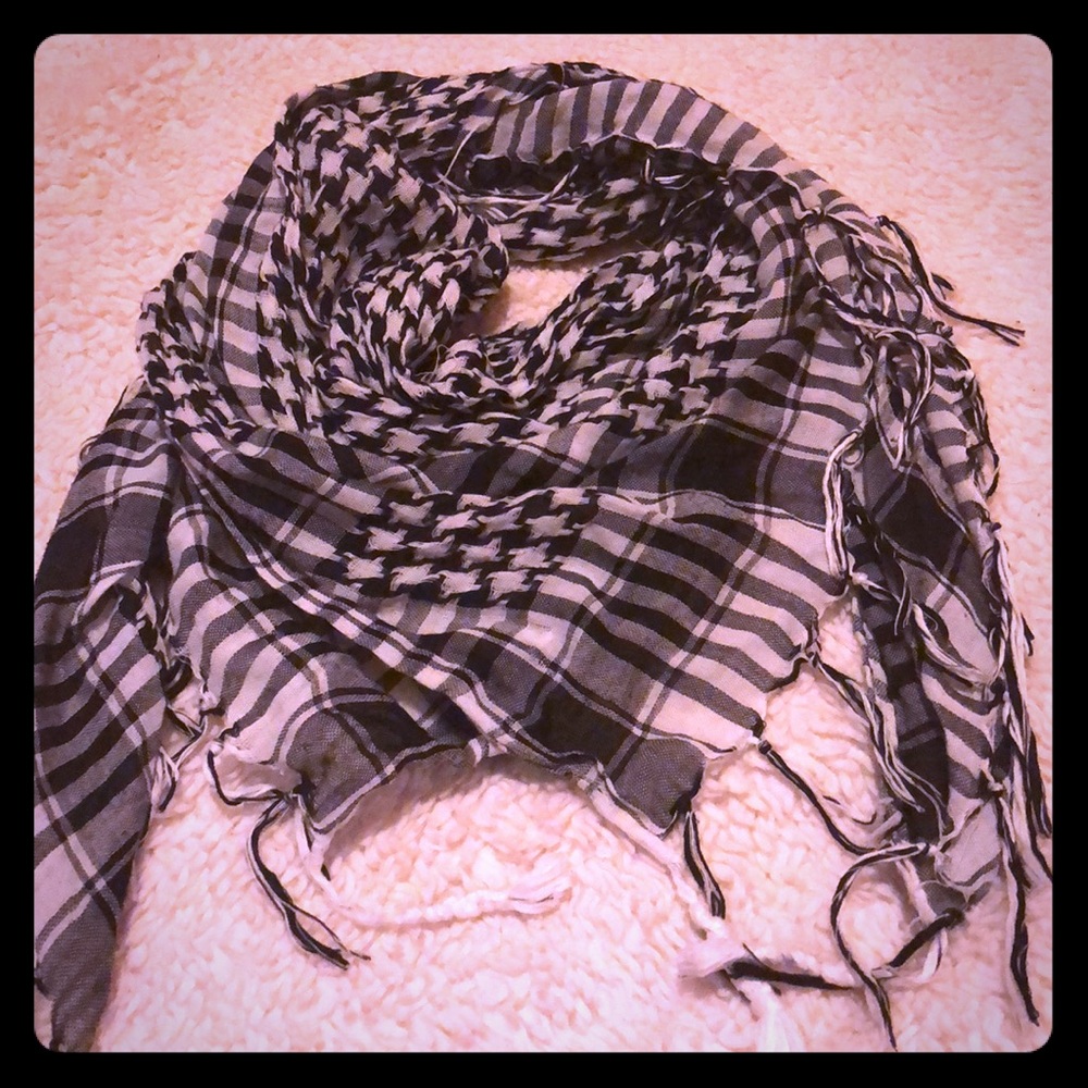 Adorable black and white scarf